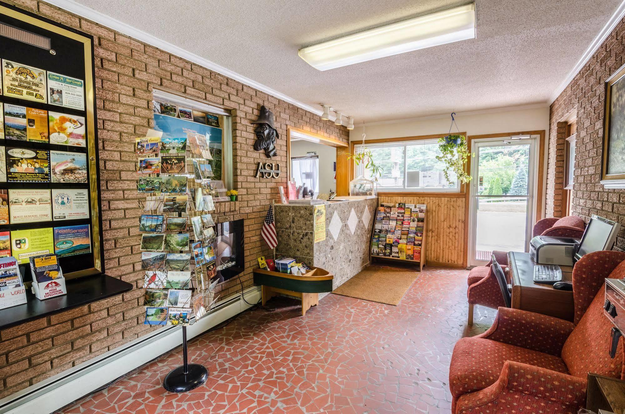Highland Hills Motel & Cabins Boone Buitenkant foto